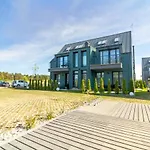 Shine Apartment, By Cohost アパート *