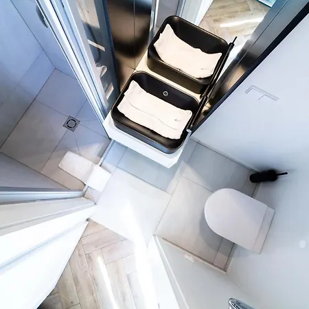 Shine Apartment, By Cohost * 帕兰加