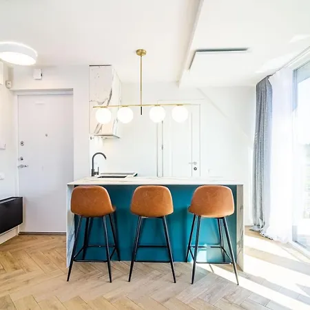 Shine Apartment, By Cohost 帕兰加