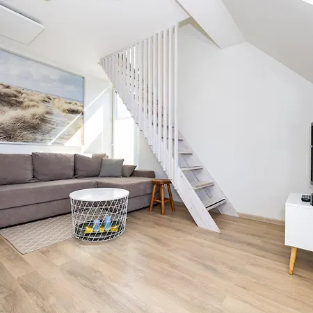 Shine Apartment, By Cohost 公寓 帕兰加