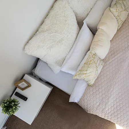 Shine Apartment, By Cohost *