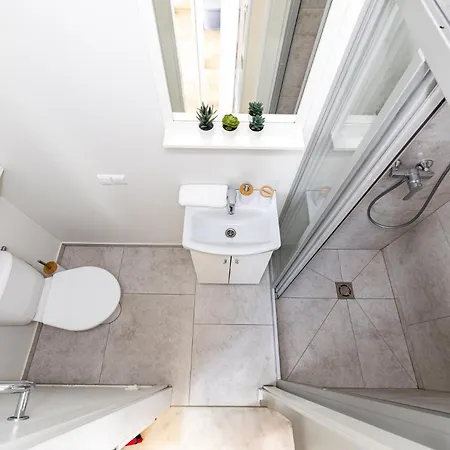 Shine Apartment, By Cohost פלאנגה