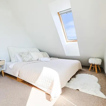 Shine Apartment, By Cohost Appartement