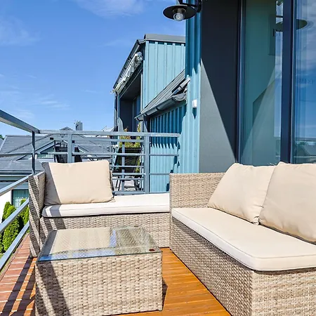 Shine Apartment, By Cohost פלאנגה