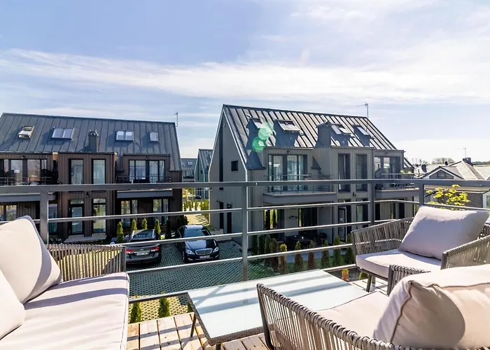 Shine Apartment, By Cohost *