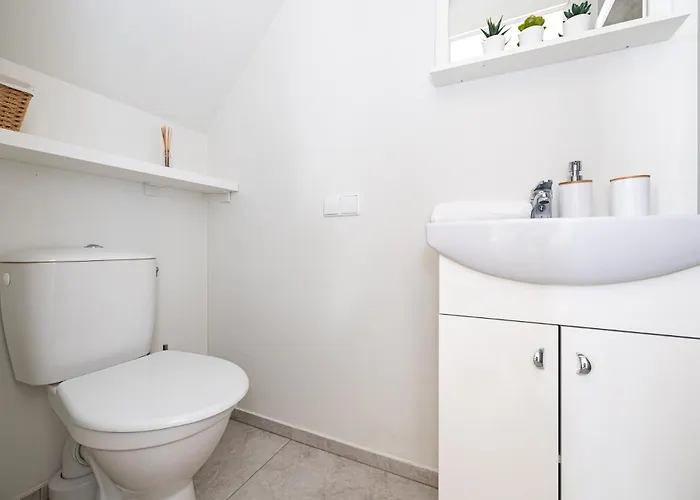 Shine Apartment, By Cohost Apartman