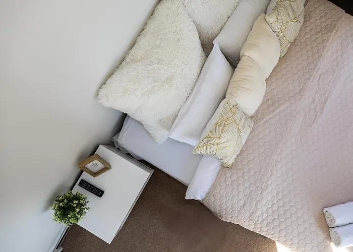 Shine Apartment, By Cohost *