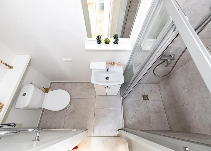 Shine Apartment, By Cohost Palanga